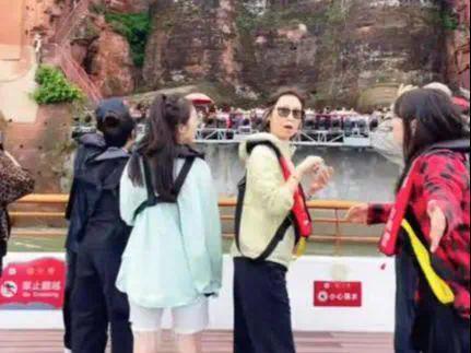 刘青云携太太同游乐山！郭蔼明被粉丝搂腰合照，毫无架子太接地气封面图