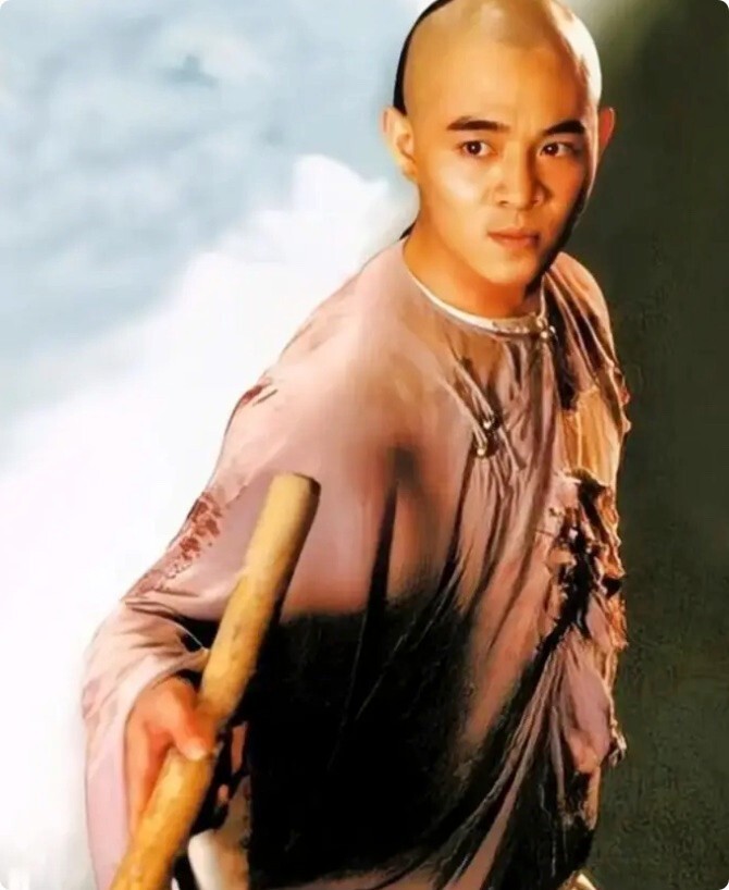 看到71岁成龙的白发照，才知道体面的老去，是对自己最大的尊重封面图