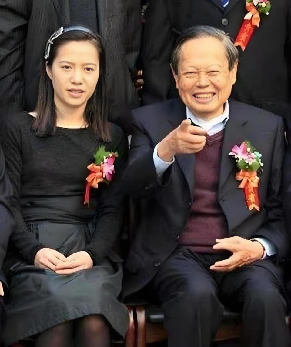 49岁翁帆首露笑颜！杨振宁走后她首次公开亮相，身后细节耐人寻味封面图