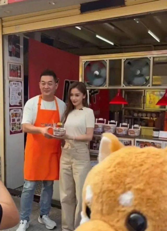 黄晓明前妻带儿子出游，8岁小海绵戴墨镜，穿长裤长袖，热到驼背封面图