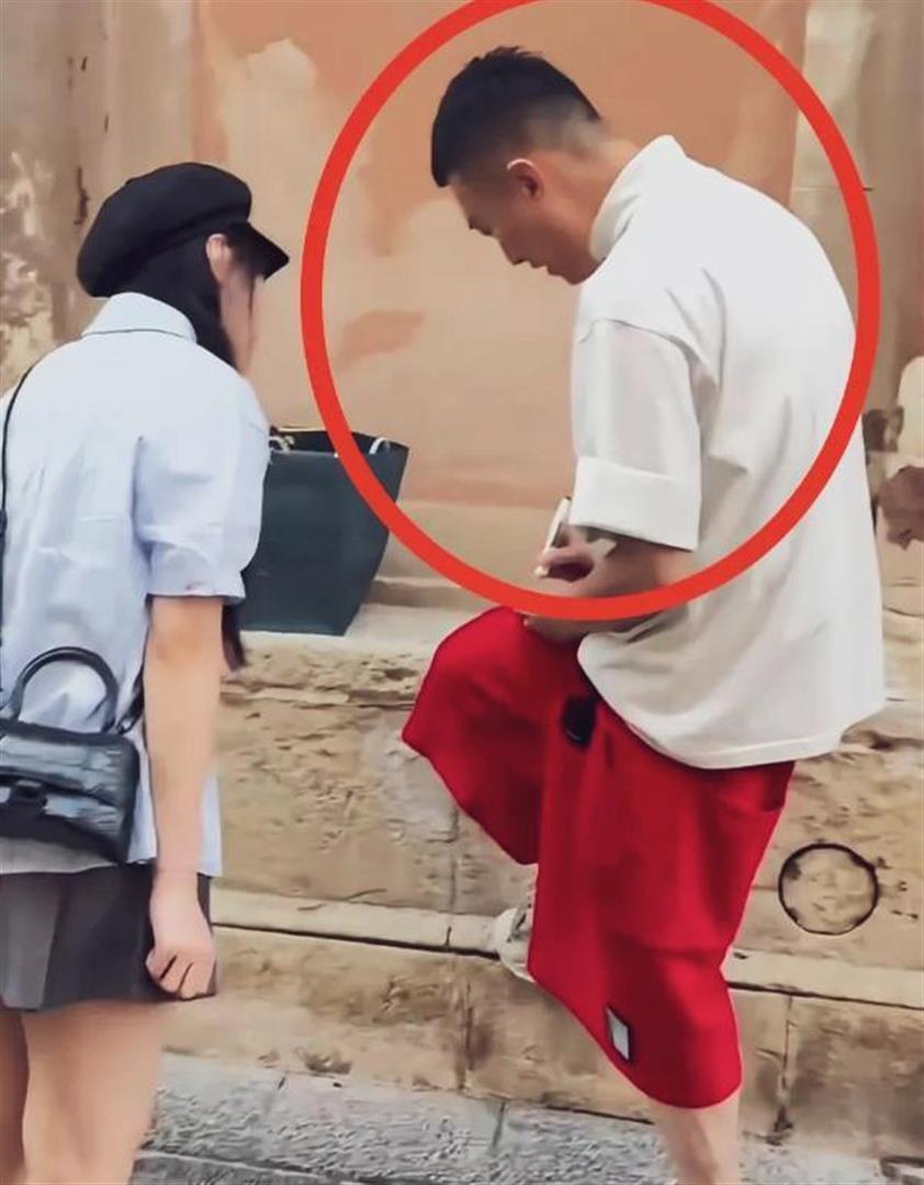 54岁孙红雷西班牙街头瘦小佝偻给粉丝签名，荧幕硬汉人设崩塌？封面图