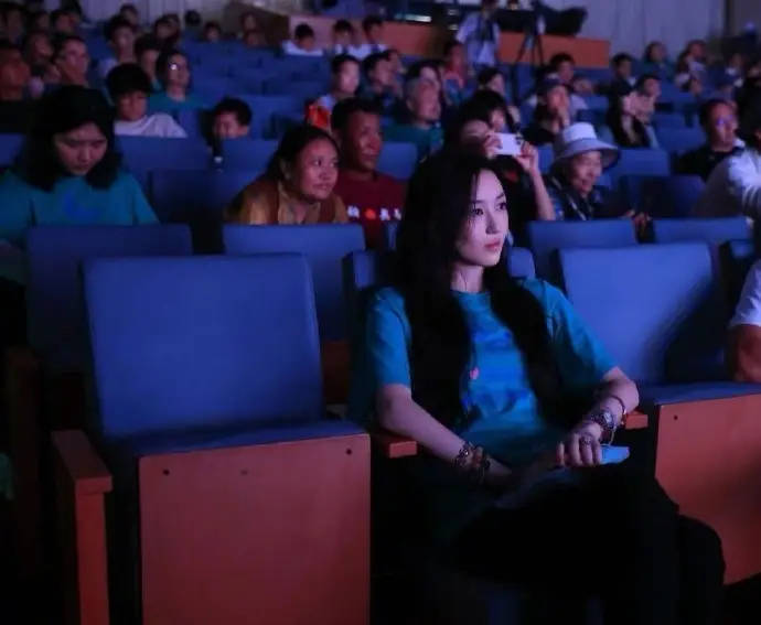 王菲女儿李嫣近照曝光！酷似姐姐封面图