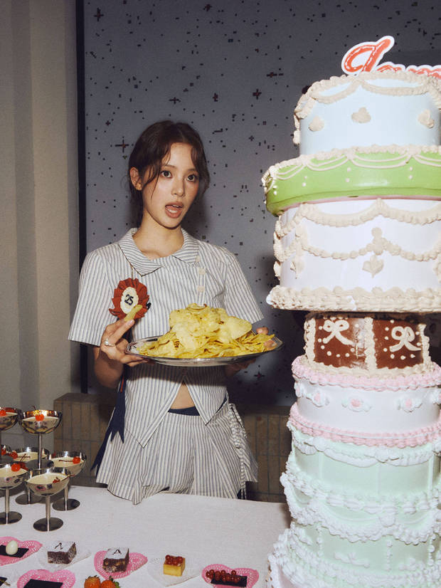 欧阳娜娜 25 岁生日照甜度爆表！麻花辫配蝴蝶结笑眼弯弯封面图