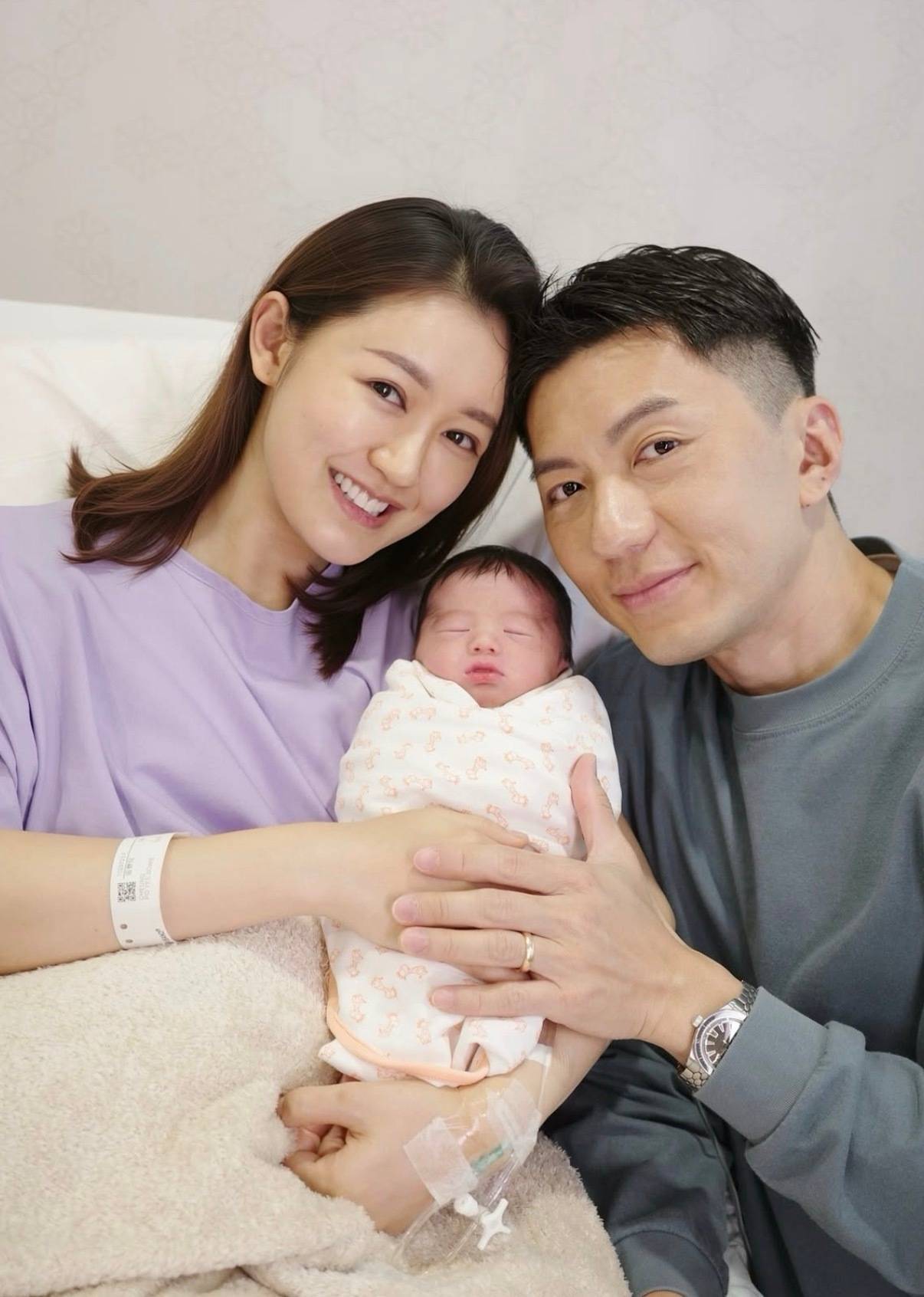 袁伟豪张宝儿官宣二胎出生！夫妻怀抱幼子温馨合影封面图