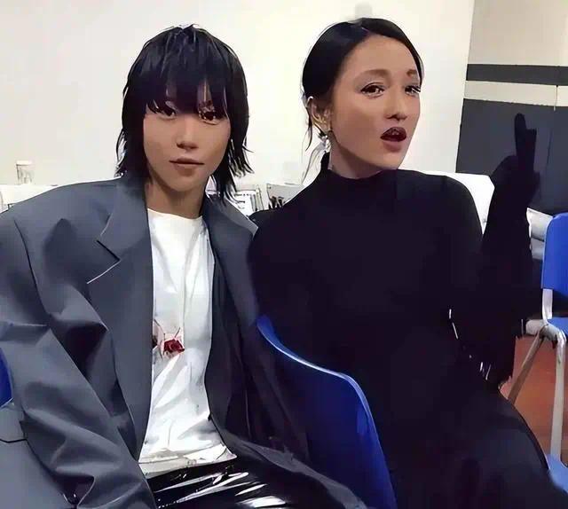 王菲也没想到，“被曝同居”的28岁女儿窦靖童，会走上她的来时路封面图