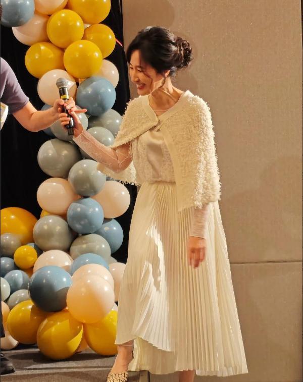 61岁关咏荷素颜照片曝光！脸上皮肤松弛、皱纹多，老年斑抢镜了封面图