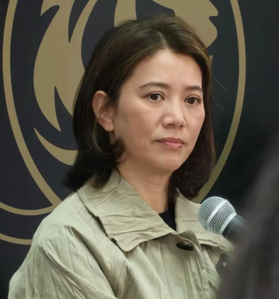 郝蕾金狮大赏造型引热议！43岁锐化气场，中年女星该装嫩吗？封面图