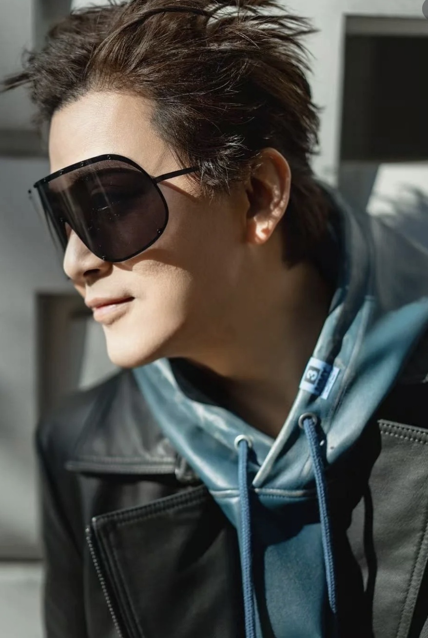 香港知名男星近况曝光！出席活动眼睛浮肿，面部僵硬被指整容过度封面图