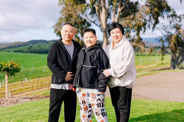 郭德纲携妻儿澳洲度假 夫妻挽着小儿子合影其乐融融封面图