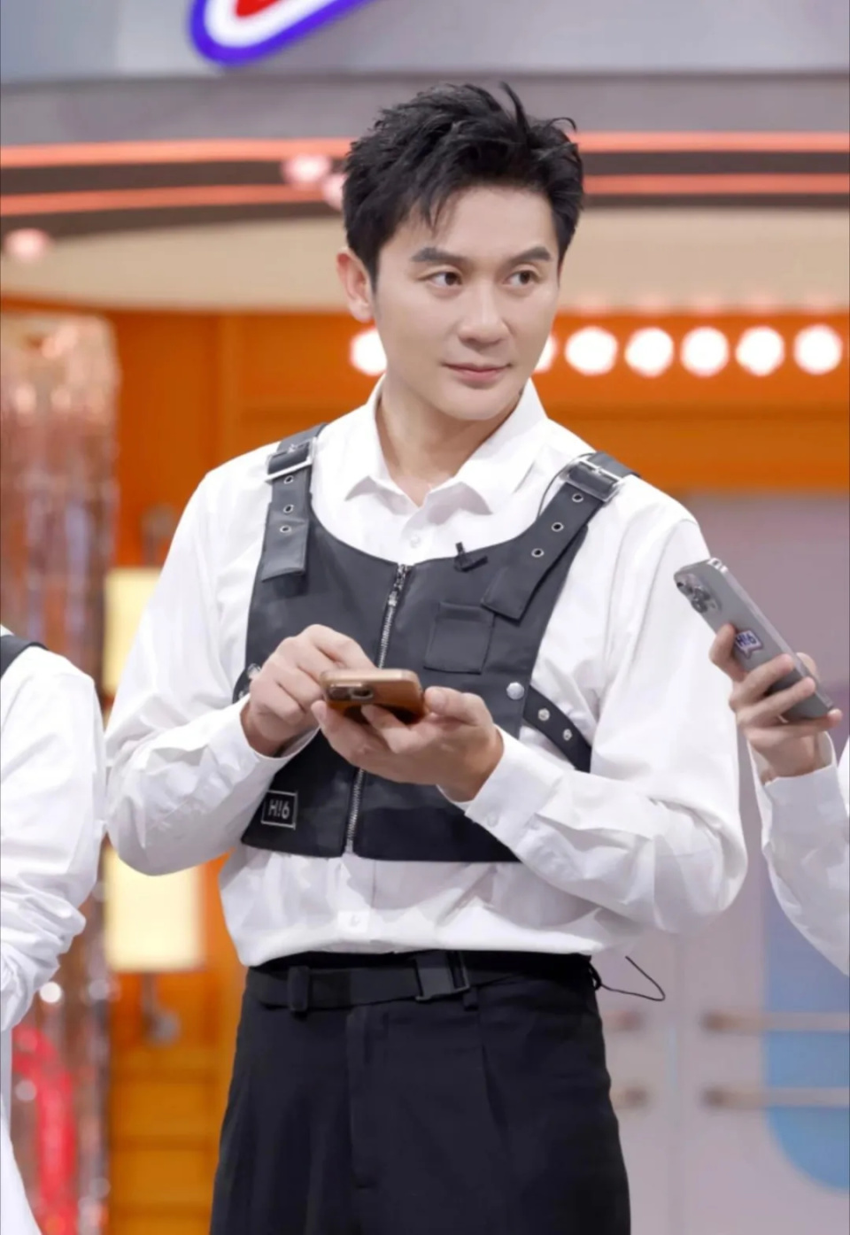 46岁李晨滑雪穿粉衣！鼻头浮肿显老态，网友：老人味藏不住了封面图