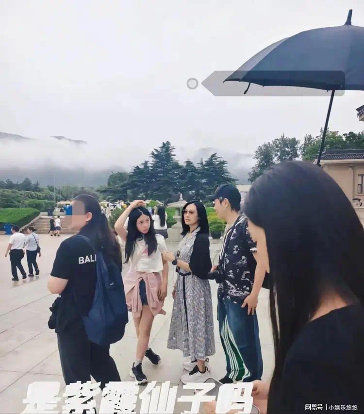 朱茵一家游西安！黄贯中老人味十足，头发花白背佝偻，女儿很像他封面图