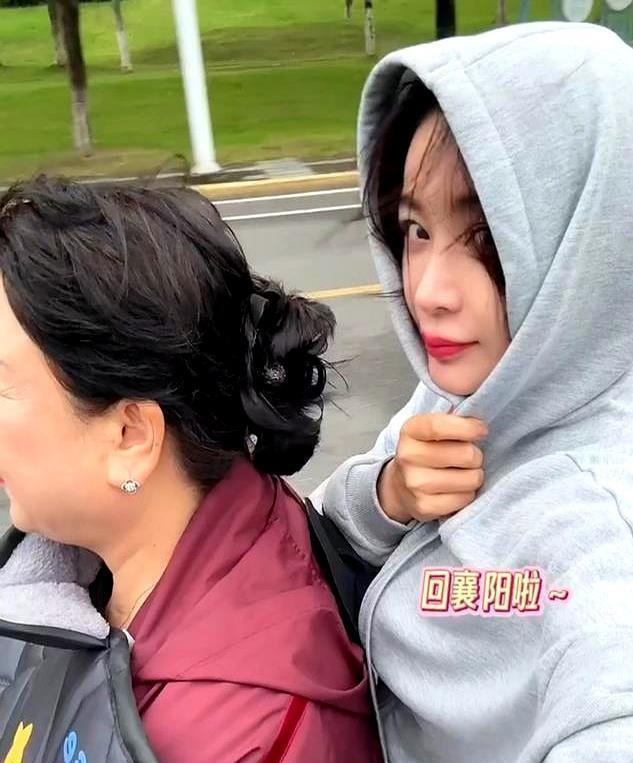 38岁明星袁姗姗回老家，照片曝光，变化太大不敢信，妈妈罕见露面封面图