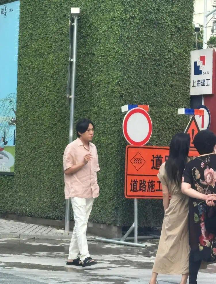 伊能静法国吃大餐被偷拍，素颜面相变了认不出，和秦昊都太爱粉色封面图