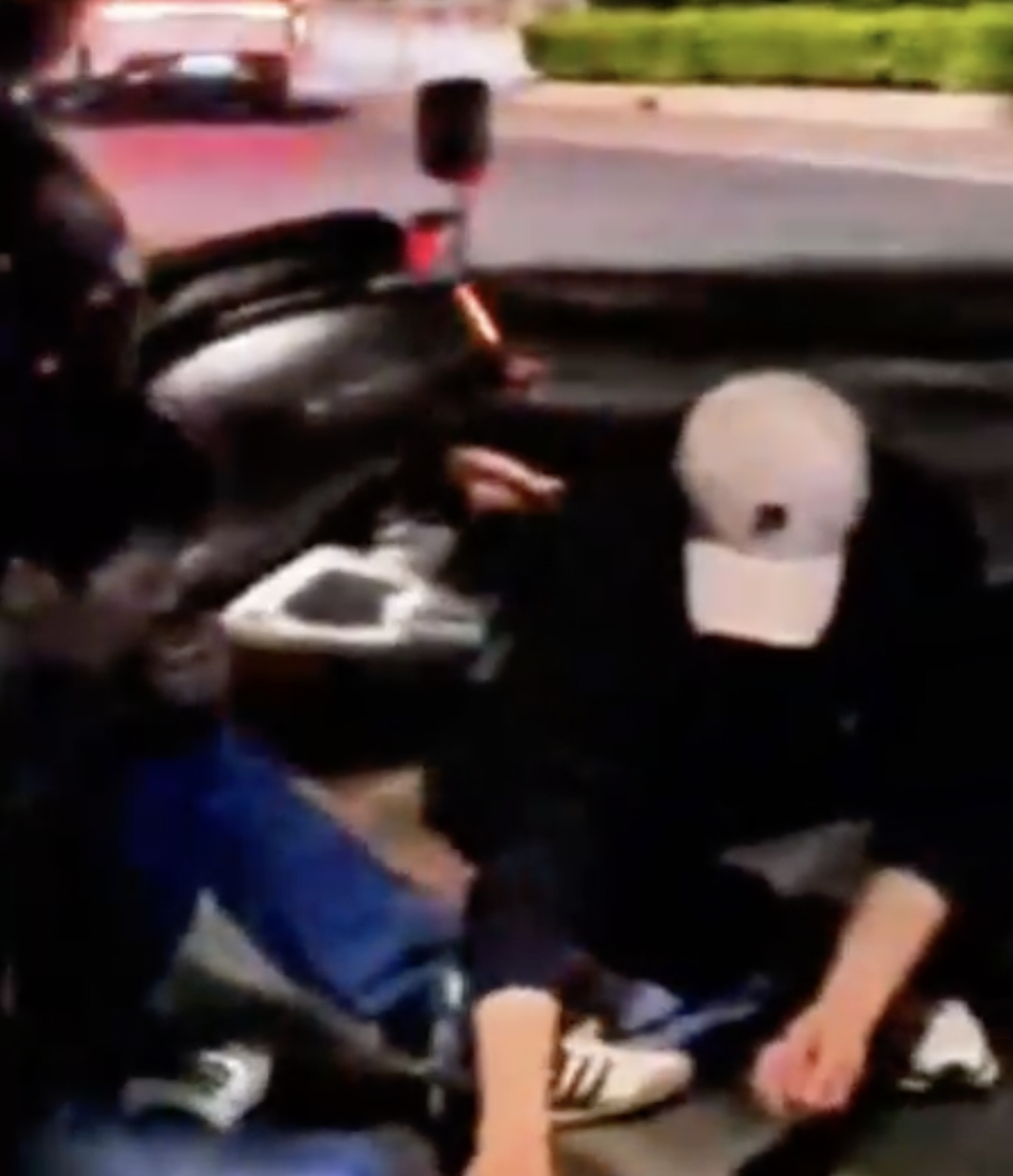 张颂文街头救助受伤男子画面曝光！还帮忙捡起手串珠子封面图