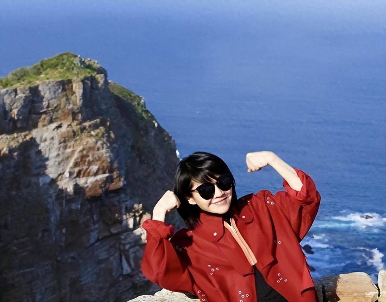 56岁许晴现身国外旅游，风衣皮裤配短发，时髦减龄超洋气封面图