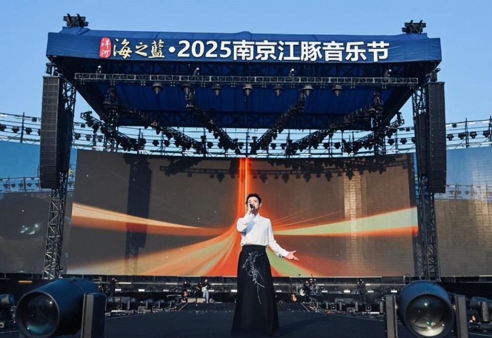 霍尊也没想到，自己复出后，分手5年的陈露亲手撕碎他最后的体面封面图