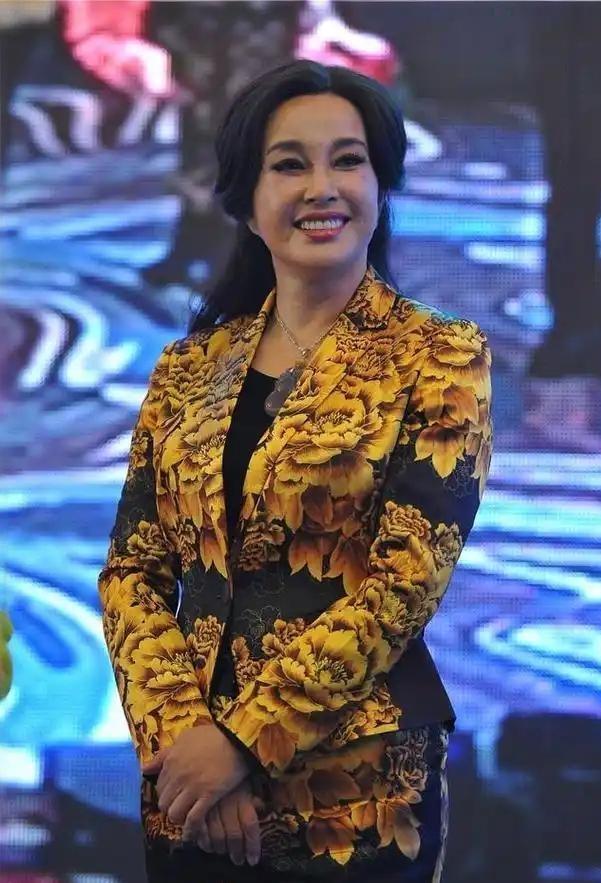 节目现场意外摔倒！75岁刘晓庆秒起，健康状态打脸年龄焦虑？封面图