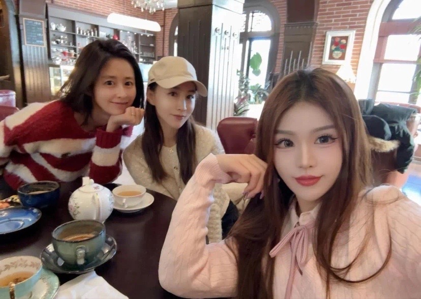 颖儿和女儿老师聚餐，穿条纹毛衣素颜不化妆，合影站一边很低调封面图