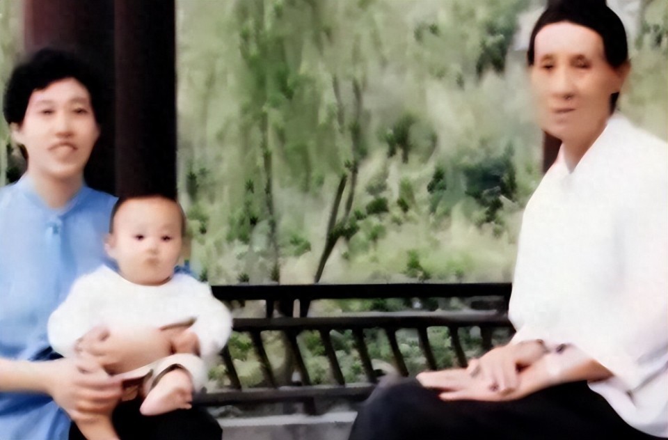 于和伟3岁丧父，吃姐姐的奶水长大，成名后为八个哥哥姐姐买房封面图