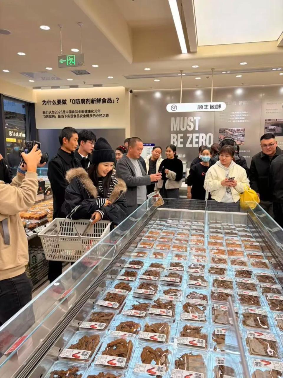 39岁何洁逛超市被骂排场大！5个保镖护驾，脸部状态下滑严重，身材发福封面图