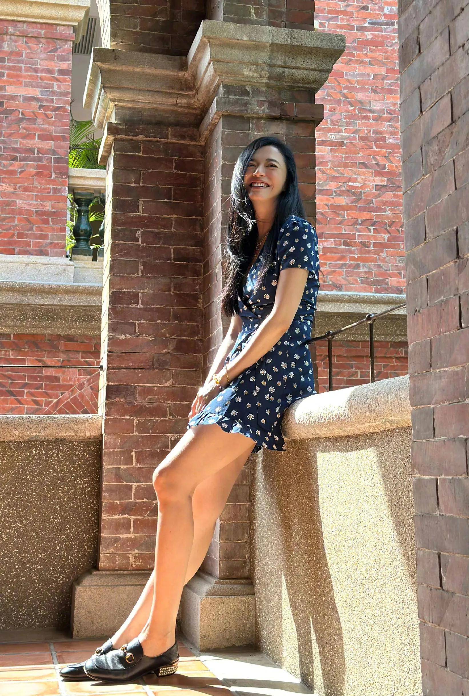 45岁姚晨五一在鼓浪屿，一人一猫，穿碎花短裙，女儿茉莉长腿逆天封面图